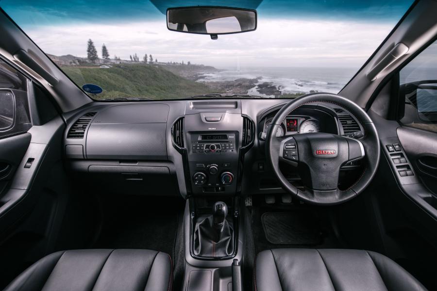Торпедо Isuzu KB Double Cab X-Rider Black 2018 года  (фото 9 из 34)